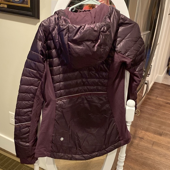 Lululemon lightweight dark purple puffer jacket. Women size 6. - Picture 3 of 3